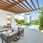 Willa Akamas Bay 43 By Becyprus